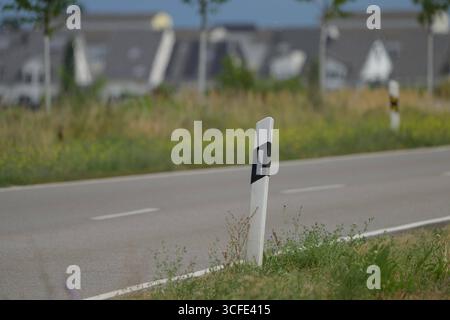 Leitpfosten an einer Landstraße in Deutschland , Deutschland, 22.08.2025, Straßenbegrenzungspfosten an einer Landstraße in Deutschland, typische Verkehrssicherheitseinrichtung am Straßenrand. *** Delineator posta su una strada di campagna in Germania , Germania, 22 08 2025, posto delineatore stradale su una strada di campagna in Germania, tipico dispositivo di sicurezza stradale stradale Foto Stock
