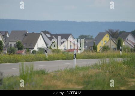 Leitpfosten an einer Landstraße in Deutschland , Deutschland, 22.08.2025, Straßenbegrenzungspfosten an einer Landstraße in Deutschland, typische Verkehrssicherheitseinrichtung am Straßenrand. *** Delineator posta su una strada di campagna in Germania , Germania, 22 08 2025, posto delineatore stradale su una strada di campagna in Germania, tipico dispositivo di sicurezza stradale stradale Foto Stock