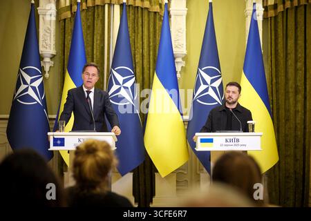 Kiev, Ucraina. 22 agosto 2025. Il segretario generale della NATO Mark Rutte, a sinistra, risponde a una domanda durante una conferenza stampa congiunta ospitata dal presidente ucraino Volodymyr Zelenskyy, a destra, al Palazzo Mariinsky, 22 agosto 2025 a Kiev, Ucraina. Rutte ha fatto una visita a sorpresa per discutere i prossimi passi nei colloqui di pace. Credito: Presidenza Ucraina/Ufficio stampa presidenziale ucraino/Alamy Live News Foto Stock