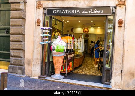 Gelato in una caffetteria Gelateria la Paloma. Ingresso dalla finestra. Italia, Roma - 12 luglio 2025 Foto Stock