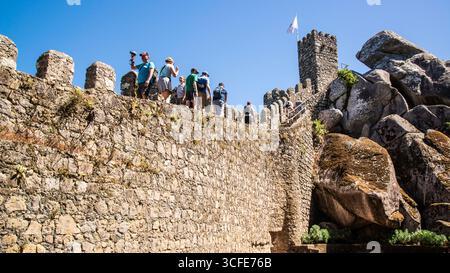 Sintra, Portogallo - 8 luglio 2025: Il muro tortuoso del Castello dei Mori a Sintra, Portogallo Foto Stock