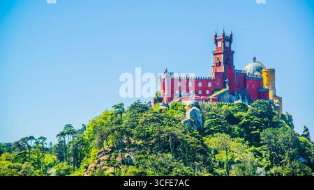 Sintra, Portogallo - 8 luglio 2025: La colorata torre del castello di pena Palace a Sintra, Portogallo Foto Stock