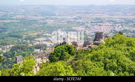 Sintra, Portogallo - 8 luglio 2025: Il muro tortuoso del Castello dei Mori a Sintra, Portogallo Foto Stock