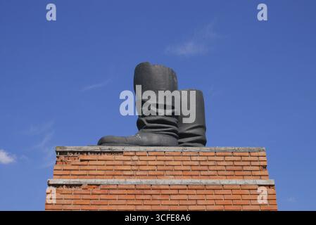 Statua, stivali di Stalin, presso il Parco Memento, il Parco Memoriale, lo Szoborpark, Budapest, Ungheria Foto Stock