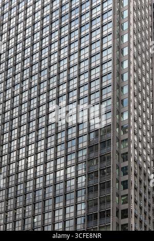 Moderno edificio di uffici che riflette il cielo Foto Stock