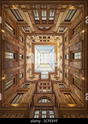 ROMA, ITALIA - 30 luglio 2025 capolavoro architettonico Art Nouveau nella Galleria Sciarra di Roma, con affreschi di Giuseppe Cellini che celebrano il G Foto Stock