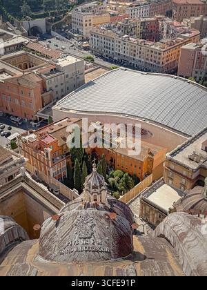 CITTÀ DEL VATICANO, VATICANO - 31 LUGLIO 2025 Vista dalla Basilica di San Pietro con diversi tetti e strutture. Un mix di edifici storici e moderni, Foto Stock