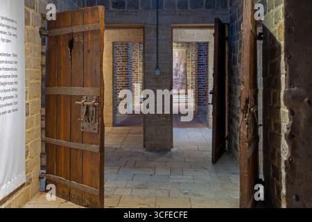 Vecchie porte di celle in legno nel museo Het Toreke, ex prigione del XIX secolo al Grote Markt nella città di Tienen / Tirlemont, Brabante fiammingo, Belgio Foto Stock