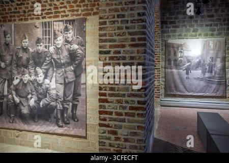 Foto d'epoca della seconda guerra mondiale nel museo Het Toreke, ex prigione del XIX secolo al Grote Markt nella città di Tienen / Tirlemont, Brabante fiammingo, Belgio Foto Stock