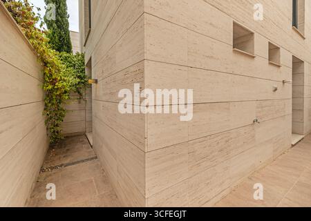 Casa minimalista a conduzione singola con facciata in marmo bianco e passaggio pedonale perimetrale galleggiante Foto Stock
