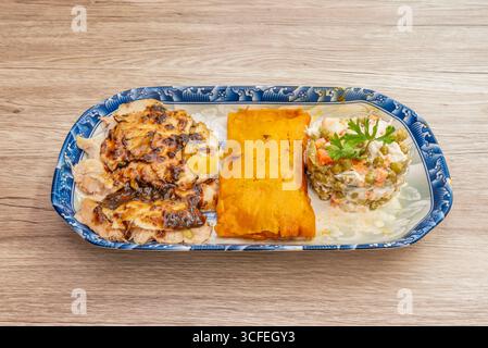 Tamales tradizionali freschi dal piatto, caratterizzato da un soffice masa di mais colorato con achiote e generosamente ripieno di maiale estratto e salsa rossa Foto Stock