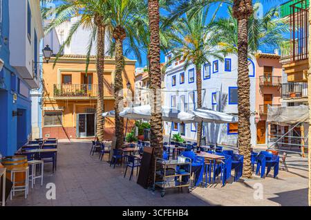 Centro storico di Calpe, con ristorante di strada, caffè all'aperto sulla piccola piazza Plaza Espana, case tipiche, edifici tradizionali colorati, p Foto Stock