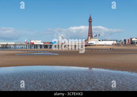 Blackpool Tower e Central Pier, Lancashire, Inghilterra Foto Stock