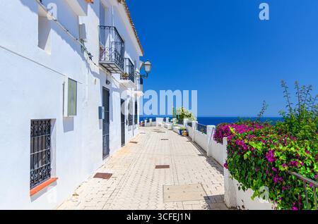 La strada stretta della città vecchia di Altea, con edifici tipici in case bianche, la baia di Altea, l'acqua del Mar Mediterraneo nella soleggiata giornata estiva, il centro storico di Altea, Foto Stock