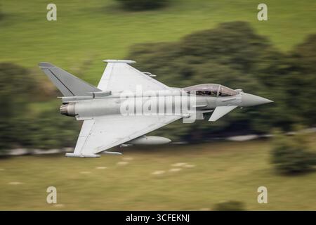 RAF Eurofighter Typhoon in volo, un caccia polivalente della Royal Air Force che vola nel cielo del Regno Unito. Foto Stock