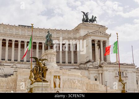 Monumento all'altare della Patria a Roma, Italia, con statue, bandiere italiane e scultura equestre Foto Stock