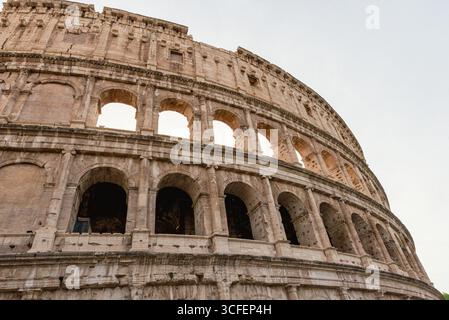 Vista ravvicinata degli archi del Colosseo a Roma, Italia, rivelando pietre intemprate, texture e architettura classica senza tempo Foto Stock