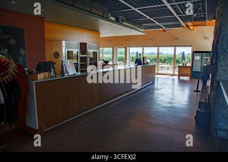 Jackson-Triggs Winery, negozio di architettura moderna, cartello di direzione Niagara-on-the-Lake a Ontario, Canada Foto Stock