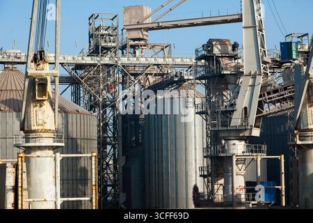 Terminale di stoccaggio granella con serbatoi di stoccaggio e tubazioni di carico. Foto Stock