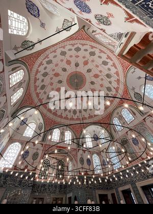 Istanbul, Turkiye - 18 GENNAIO 2025: Dettaglio della parete ricoperto con piastrelle turche in stile Iznik tradizionale Foto Stock