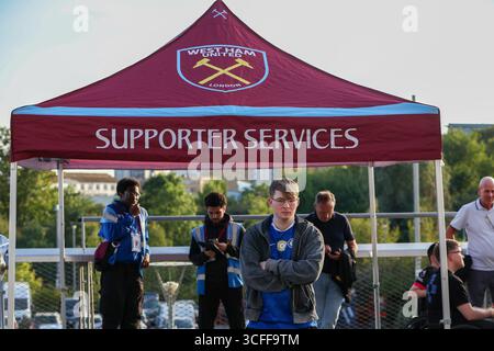 Londra, Regno Unito. 22 agosto 2025. Tifosi del Chelsea prima della partita tra West Ham United FC e Chelsea FC English Premier League al London Stadium, Londra, Regno Unito il 22 agosto 2025 Credit: Katie Chan/Every Second Media Credit: Every Second Media/Alamy Live News Foto Stock
