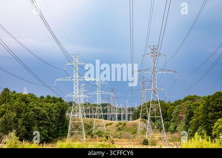 Bridgman, Michigan - le linee elettriche ad alta tensione trasportano elettricità dalla centrale nucleare Donald C. Cook sul lago Michigan. Foto Stock
