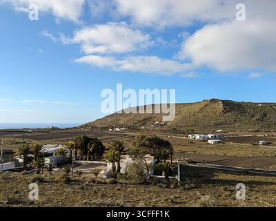 Paesaggio vulcanico di montagna a Lanzarote, Isole Canarie, che mostra terreno drammatico e arida bellezza naturale Spagna Foto Stock