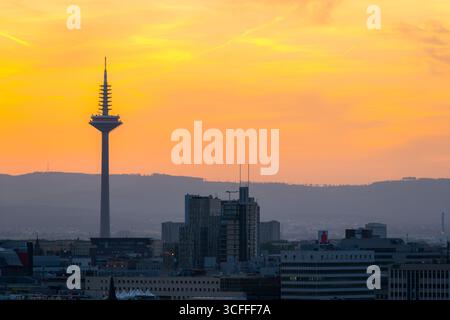 FRANCOFORTE, GERMANIA - 12 GIUGNO 2025: Europaturm Telecommunications Tower a Francoforte al tramonto. Foto Stock