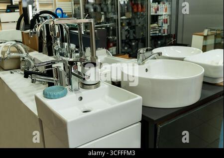 Vendita di lavandini, rubinetti, altri impianti idraulici. Riparazioni in cucina. Sostituzione di rubinetti e tubi in bagno. Installazione di lavandini in ceramica e accessori per il bagno Foto Stock