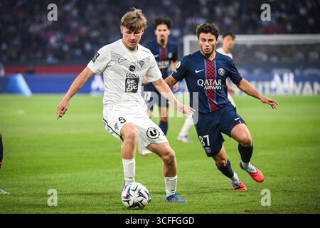 Parigi, Francia, Francia. 22 agosto 2025. MARIUS COURCOUL di Angers e JOAO NEVES di PSG durante la partita di Ligue 1 tra Paris Saint-Germain (PSG) e Angers SCO allo stadio Parc des Princes. PSG ha vinto 1:0. (Credit Image: © Matthieu Mirville/ZUMA Press Wire) SOLO PER USO EDITORIALE! Non per USO commerciale! Foto Stock