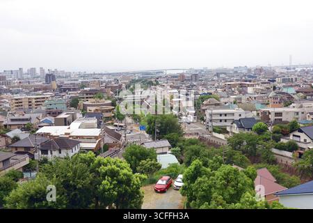 9 agosto 2025, città di Ashiya, prefettura di Hyogo, Giappone. Fotografato da Yodoko Guest House, guardando a sud verso la città di Ashiya. Foto Stock