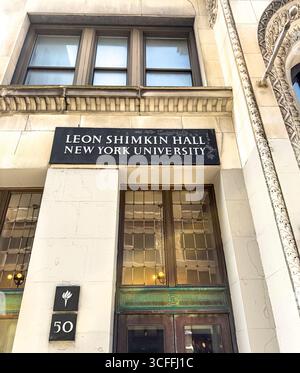 Leon Shimkin Hall, New York University, Low angle view, 50 West 4th Street, Greenwich Village, Manhattan, New York City, New York, New York, STATI UNITI Foto Stock