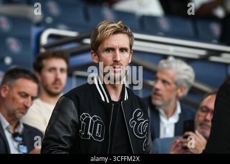 Parigi, Francia. 22 agosto 2025. L'attore francese Philippe Lacheau partecipa alla partita di calcio francese L1 tra Paris Saint-Germain e Angers SCO allo stadio Parc des Princes di Parigi il 22 agosto 2025. Foto di Firas Abdullah/ABACAPRESS.COM credito: Abaca Press/Alamy Live News Foto Stock