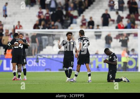 Londra, Regno Unito. 22 agosto 2025. Londra, Inghilterra, 22 agosto 2025: I giocatori del Chelsea festeggiano dopo aver vinto la partita di Premier League tra il West Ham United e il Chelsea al London Stadium di Londra, Inghilterra (foto di Alexander Canillas/Sports Press Photo/SPP) (Alexander Canillas/SPP) credito: SPP Sport Press Photo. /Alamy Live News Foto Stock