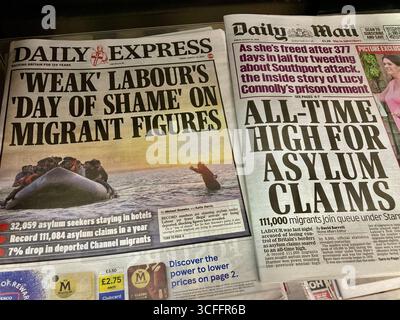I giornali tabloid britannici incolpano il debole governo laburista che ha perso il controllo sulle piccole imbarcazioni illegali Foto Stock