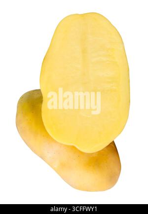 Le patate crude con metà in pile sono isolate su sfondo bianco con percorso di ritaglio. Foto Stock