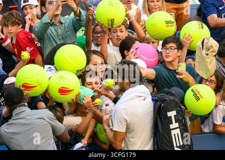 New York, Stati Uniti. 22 agosto 2025. Lorenzo Musetti, d'Italia, firma autografi per i tifosi dopo una partita di allenamento davanti agli US Open Tennis. Crediti: Enrique Shore/Alamy Live News Foto Stock