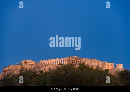 Vista dal basso angolo del Partenone in cima all'Acropoli all'ora blu, Atene, Grecia Foto Stock