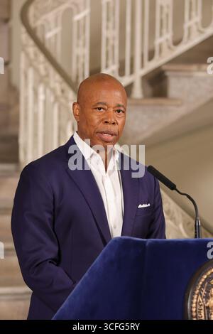 New York, Stati Uniti. 22 agosto 2025. NEW YORK, NEW YORK - 22 AGOSTO: Il sindaco Eric Adams si rivolge alla stampa a seguito di una sparatoria di polizia durante l'arresto di un violento criminale nel Queens. Nelle sue osservazioni, Adams respinse le voci di dimettersi, difese il suo record sulla sicurezza pubblica e riaffermò il suo impegno a servire i newyorkesi. Ha anche espresso sostegno per i colleghi di lunga data che affrontano sfide legali, sottolineando gli sforzi in corso per ridurre la criminalità e rafforzare la città. (Foto: Luiz Rampelotto/EuropaNewswire/Sipa USA) credito: SIPA USA/Alamy Live News Foto Stock