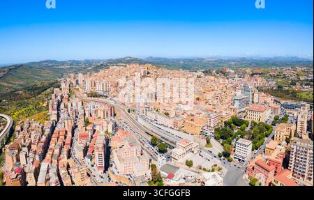 Vista panoramica aerea del centro di Agrigento. Agrigento è una città sulla costa meridionale della Sicilia, in Italia. Foto Stock