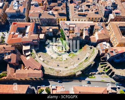 Vista panoramica aerea del Teatro Romano di Catania o del Teatro Romano di Catania. Catania è la seconda città più grande della Sicilia, in Italia. Foto Stock