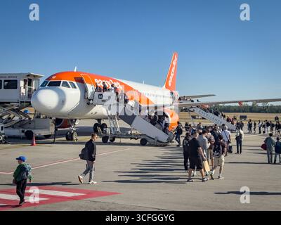 Budapest, Ungarn, Europa: Passagiere steigen am Flughafen Budapest in ein easyJet Flugzeug, imbarco über mobile Treppen, compagnia aerea, Billigfluggesellschaft, Luftfahrt, Reisen, Sommerferien, Tourismus, Sicherheitskontrolle, Boarding-Prozess, Flughafenbetrieb, Flugzeug Airbus A320, Fluggesellschaft easyJet, Europa-Reisen, Kurzstrecke, Linienflug. *** Budapest, Ungheria, Europa i passeggeri che salgono a bordo di un aereo easyJet all'aeroporto di Budapest, imbarco tramite scale mobili, compagnia aerea, compagnia aerea low-cost, aviazione, viaggi, vacanze estive, turismo, controllo di sicurezza, processo di imbarco, operazioni aeroportuali, Airbus A320 Foto Stock