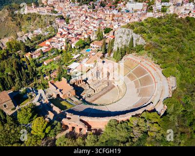 Il Teatro Antico di Taormina o il Teatro antico di Taormina con vista panoramica aerea, è un antico teatro greco nella città di Taormina, l'isola di Sicilia Foto Stock