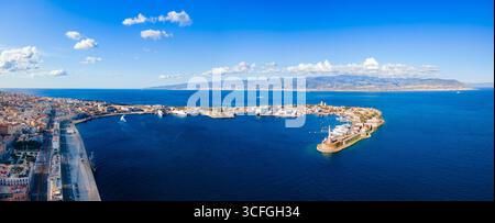 Forte del Santissimo Salvatore e vista aerea del porto della città nel centro di Messina, isola siciliana in Italia Foto Stock