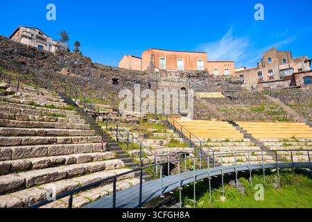 Il Teatro Romano di Catania o il Teatro Romano di Catania. Catania è la seconda città più grande della Sicilia, in Italia. Foto Stock