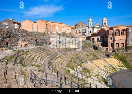 Il Teatro Romano di Catania o il Teatro Romano di Catania. Catania è la seconda città più grande della Sicilia, in Italia. Foto Stock