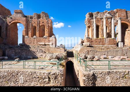 Il Teatro antico di Taormina o Teatro antico di Taormina, è un antico teatro greco nella città di Taormina, nell'isola di Sicilia, in Italia Foto Stock
