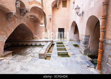 Il Lavatoio medievale è un bagno medievale sul fiume Cefalino nel centro di Cefalù. Cefalù è una città vicino a Palermo in Sicilia, Italia. Foto Stock