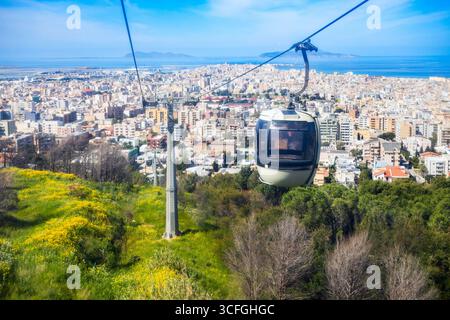Funivia Trapani Erice. Erice è una pittoresca cittadina medievale situata vicino alla città di Trapani in Sicilia, Italia. Foto Stock