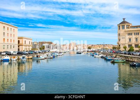 Porto di Syracuse. Siracusa è la quarta città più grande della Sicilia, in Italia. Foto Stock
